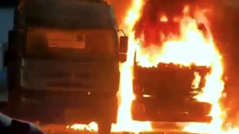Ngọn lửa cháy dữ dội trên xe ô-tô tải.