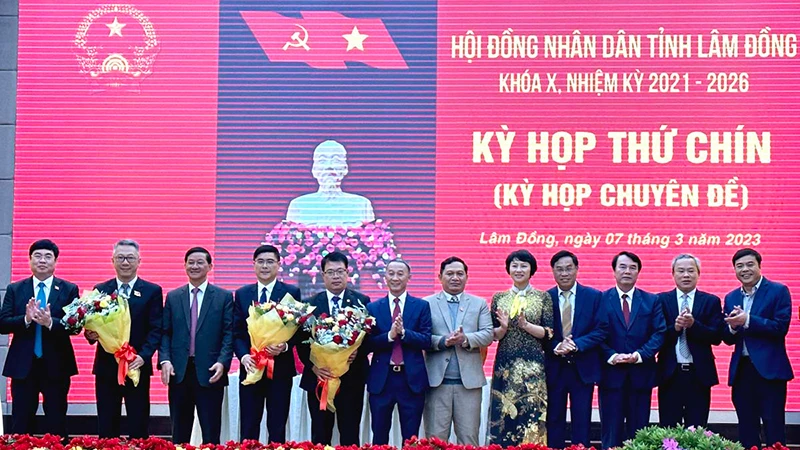Đồng chí Nguyễn Khắc Bình (thứ 4, bên trái) và đồng chí Nguyễn Ngọc Phúc (thứ 5, bên trái), được bầu giữ các chức vụ chủ chốt của HĐND và UBND tỉnh Lâm Đồng khóa X. 