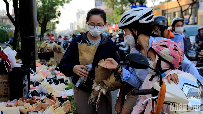 Vào những dịp Ngày Quốc tế Phụ nữ 8/3, trên đường Nguyễn Văn Cừ (quận 5, Thành phố Hồ Chí Minh), diễn ra sôi nổi các dịch vụ hoa tươi bán cho khách hàng.