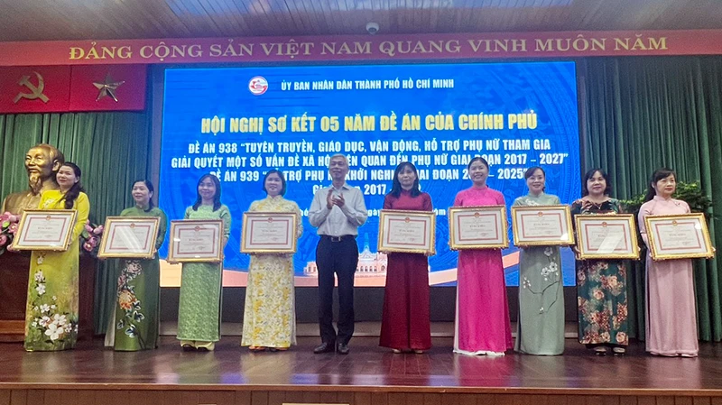 Lãnh đạo Thành phố Hồ Chí Minh tặng bằng khen cho các cá nhân, tập thể có thành tích xuất sắc khi thực hiện 2 đề án.