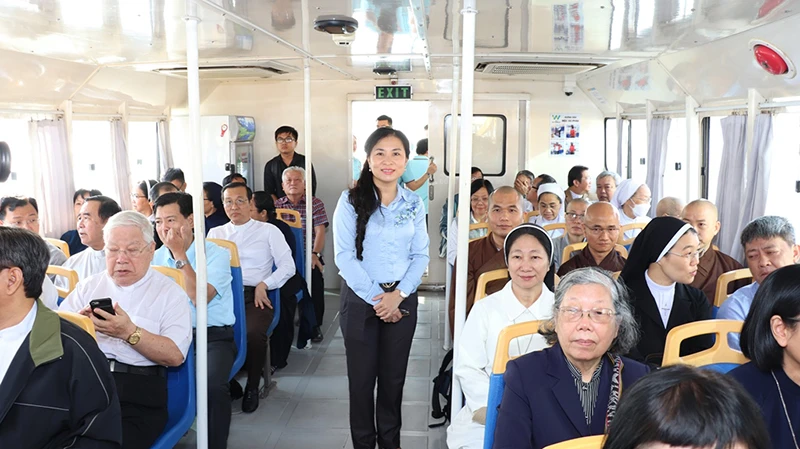Các đại biểu tham quan tuyến buýt sông trên sông Sài gòn.