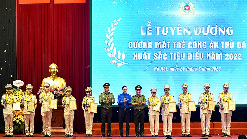 Đại diện Ban Thanh niên Công an nhân dân, Công an Thành phố Hà Nội và Thành đoàn Hà Nội cùng các Gương mặt trẻ Công an Thủ đô xuất sắc tiêu biểu năm 2022 tại buổi lễ.