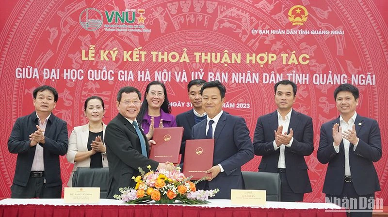 Lãnh đạo tỉnh Quảng Ngãi và Đại học Quốc gia Hà Nội ký kết thỏa thuận hợp tác về đào tạo, nghiên cứu khoa học và chuyển giao công nghệ.