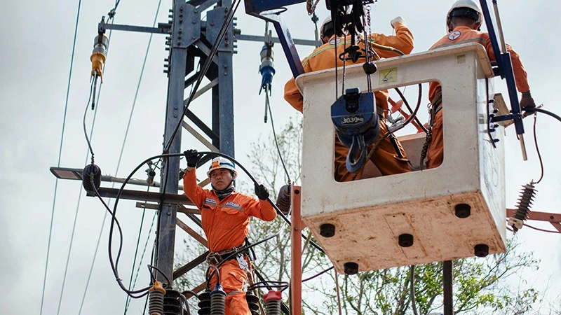 Công nhân EVNCPC khắc phục hậu quả nặng nề của lũ lụt ở Đà Nẵng năm 2022.