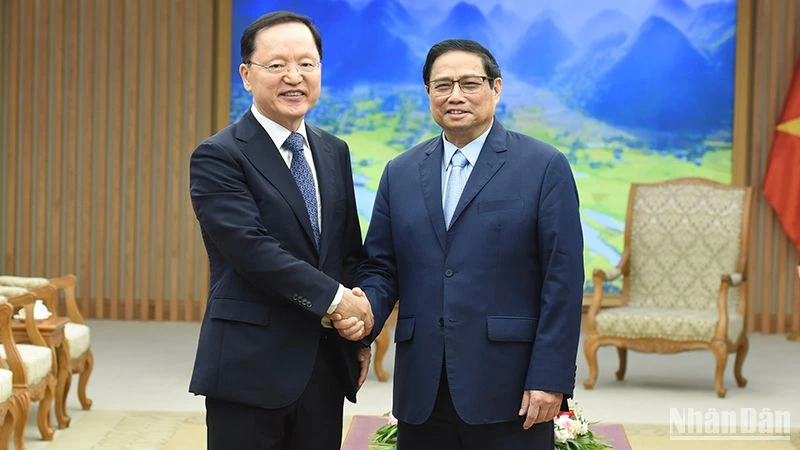 Thủ tướng Phạm Minh Chính đón ông Park Hark Kyu, Tổng Giám đốc phụ trách tài chính Tập đoàn Samsung Electronics. (Ảnh: TRẦN HẢI)