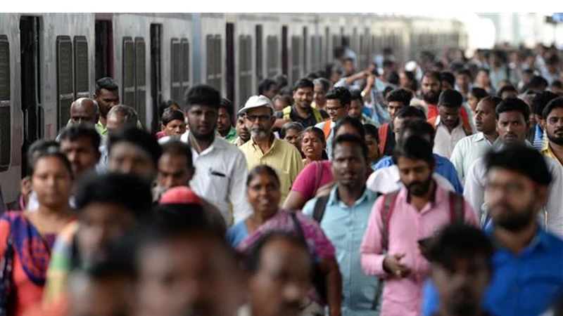 Cảnh đông đúc trong giờ cao điểm tại một nhà ga ở Chennai, Ấn Độ. (Ảnh: AFP/TTXVN)