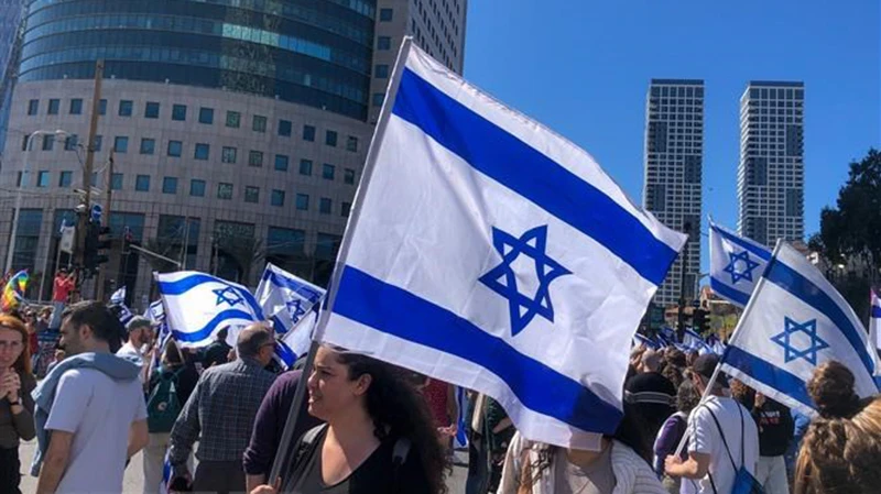 Người dân tụ tập trước tòa nhà các cơ quan chính phủ Israel đặt tại thành phố Tel Aviv hồi tháng 3 vừa qua. (Ảnh: Vũ Hội/TTXVN)