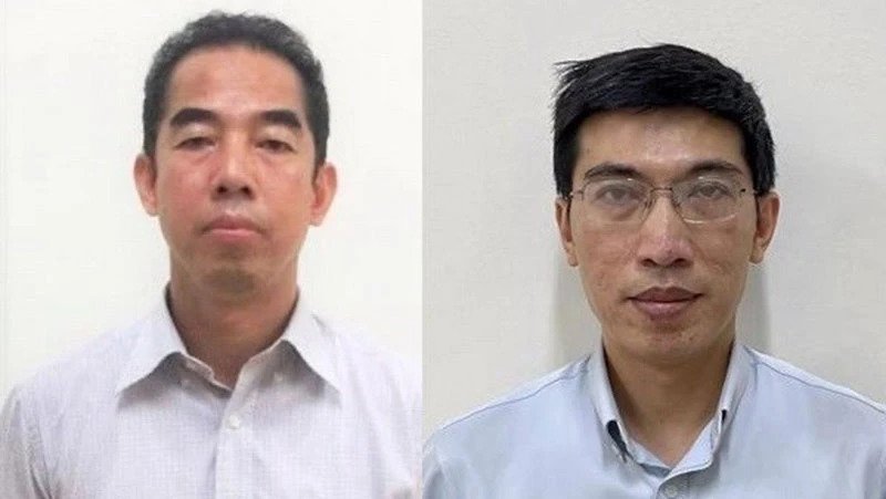 Bị can Tô Anh Dũng, nguyên Thứ trưởng Ngoại giao (bên trái) và bị can Nguyễn Quang Linh, nguyên Trợ lý Phó Thủ tướng Thường trực Chính phủ. (Ảnh: TTXVN)