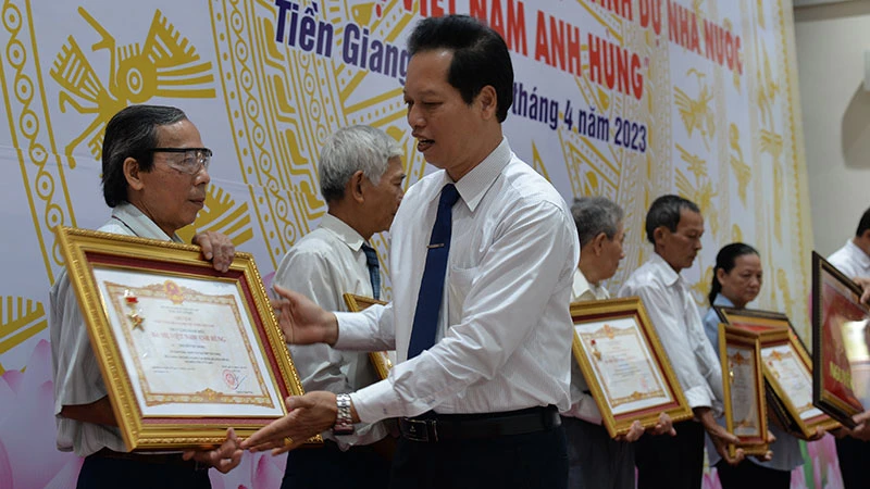 Thừa ủy quyền Chủ tịch nước, đồng chí Nguyễn Thành Diệu trao Bằng Danh hiệu vinh dự Nhà nước Bà mẹ Việt Nam Anh hùng cho thân nhân các mẹ.