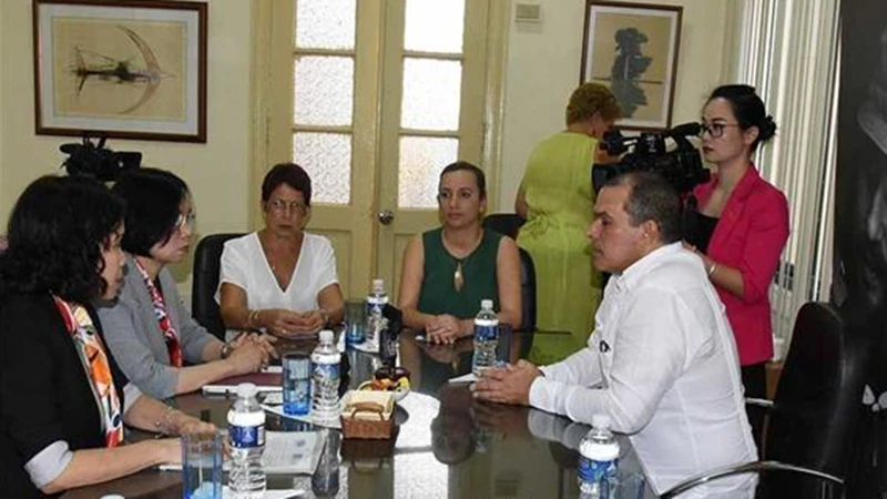 Tổng Giám đốc Thông tấn xã Việt Nam Vũ Việt Trang hội đàm với Chủ tịch Prensa Latina Luis Enrique González Acosta. (Ảnh: Mai Phương/Pv TTXVN tại La Habana)