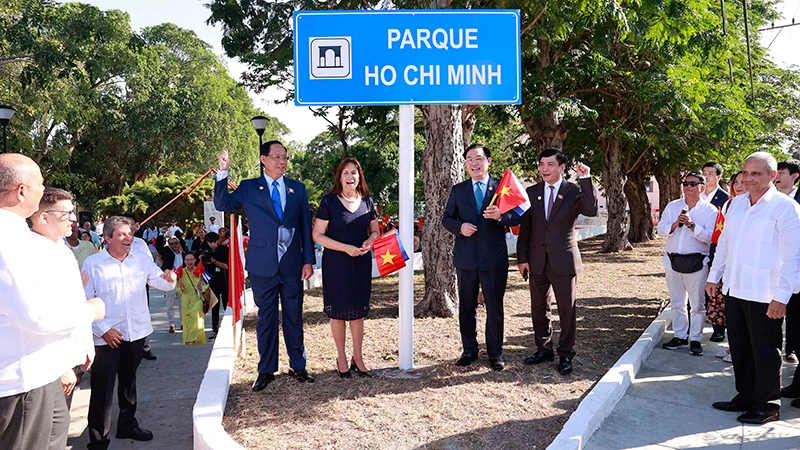 Chủ tịch Quốc hội Vương Đình Huệ và các bạn Cuba tại lễ đổi tên Công viên Hồ Chí Minh. (Ảnh: Doãn Tấn TTXVN)
