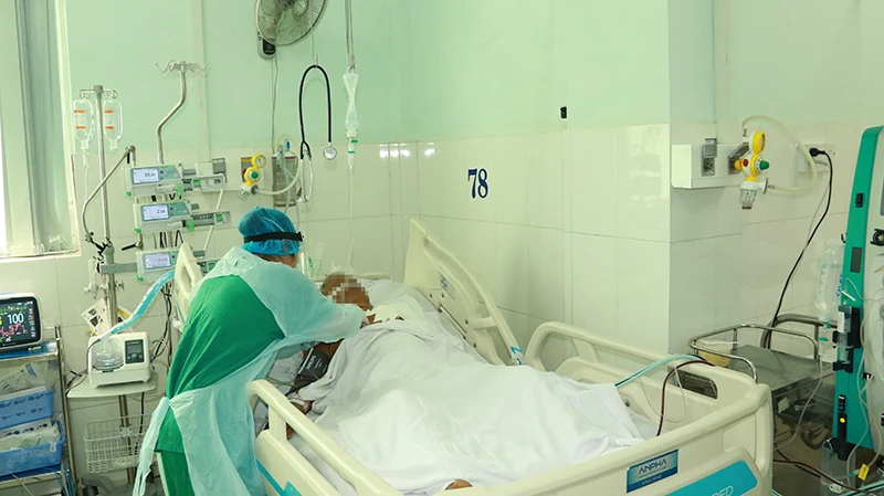 Bệnh nhân mắc các bệnh lý tim mạch, đồng thời dương tính với virus SARS-CoV-2 đã tử vong sau gần một tuần điều trị tích cực.