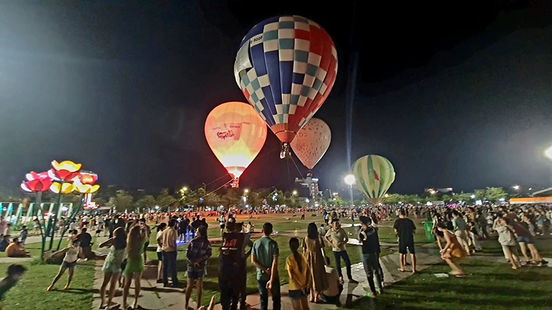 Lễ hội khinh khí cầu quốc tế với chủ đề “Quy Nhơn, Bình Định - Thiên đường biển” đã thu hút đông đảo người dân và du khách tham gia.