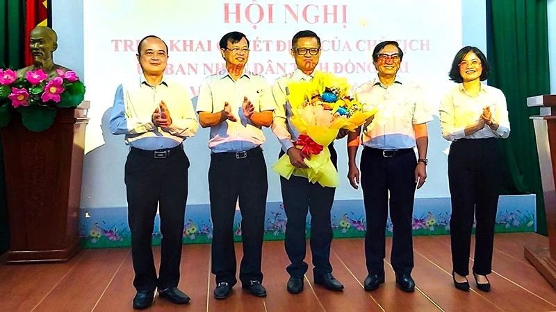 Lãnh đạo Ủy ban nhân dân tỉnh Đồng Nai và Sở Thông tin và Truyền thông Đồng Nai chúc mừng đồng chí Tạ Quang Trường.