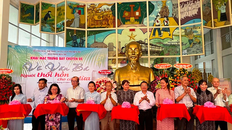 Đại biểu tham dự lễ cắt băng khai mạc trưng bày “Võ Văn Bá - Người thổi hồn cho cây dừa”.