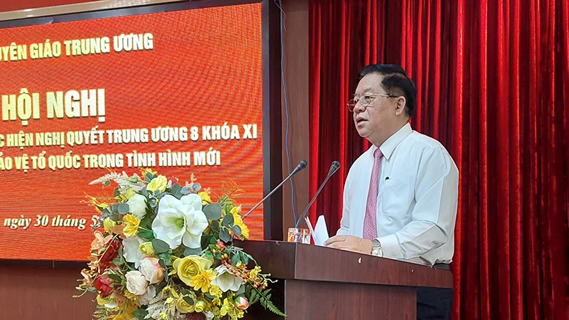 Đồng chí Nguyễn Trọng Nghĩa phát biểu chỉ đạo Hội nghị.