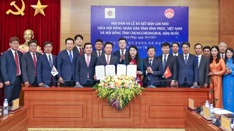 Lãnh đạo Hội đồng nhân dân tỉnh Vĩnh Phúc và Hội đồng tỉnh Chungcheongbuk ký Bản ghi nhớ về hợp tác hữu nghị.