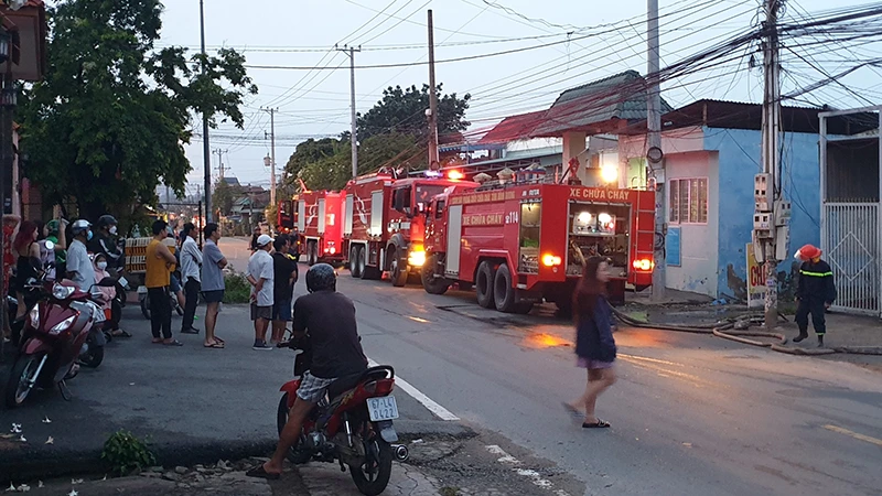Xe chữa cháy và lực lượng Cảnh sát Phòng cháy chữa cháy và Cứu nạn cứu hộ Công an tỉnh Bình Dương nhanh chóng có mặt tại hiện trường.