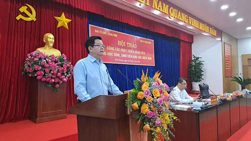 Đồng chí Mai Văn Chính, Ủy viên Trung ương Đảng, Phó Trưởng Ban Thường trực Ban Tổ chức Trung ương phát biểu ý kiến tại hội thảo.