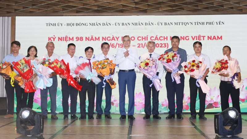 Đồng chí Phạm Đại Dương, Ủy viên Trung ương Đảng, Bí thư Tỉnh ủy, Trưởng Đoàn đại biểu Quốc hội tỉnh Phú Yên tặng hoa chúc mừng các nhà báo.