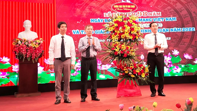 Lãnh đạo tỉnh Ninh Thuận tặng hoa, chúc mừng Hội Nhà báo tỉnh nhân Lễ kỷ niệm 98 năm Ngày Báo chí cách mạng Việt Nam.