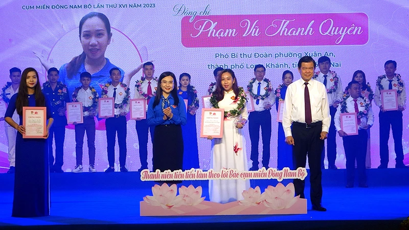 Bí thư Tỉnh ủy Đồng Nai và Bí thư Trung ương Đoàn Nguyễn Phạm Duy Trang trao chứng nhận tuyên dương các thanh niên tiên tiến làm theo lời Bác cụm Đông Nam Bộ.