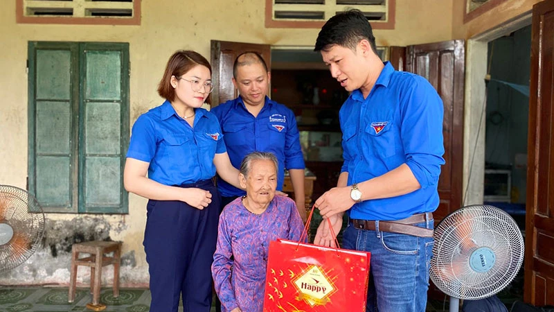 Đoàn Trường đại học Quy Nhơn phối hợp các đơn vị kết nghĩa thăm, tặng quà Mẹ Việt Nam Anh hùng Nguyễn Thị Đặt (92 tuổi) tại Thôn 2, xã Đức Chánh, huyện Mộ Đức, tỉnh Quảng Ngãi.