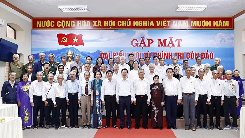 Chủ tịch nước Võ Văn Thưởng và các đại biểu chụp ảnh chung với các cựu tù chính trị Côn Đảo. (Ảnh: Thống Nhất/TTXVN)