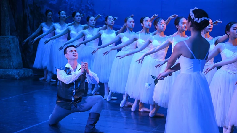 Cảnh trong vở ballet "Giselle". (Ảnh: MẠNH NGÔ HÙNG)