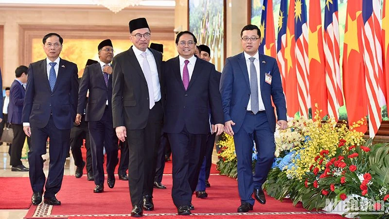 Thủ tướng Phạm Minh Chính và Thủ tướng Malaysia Anwar Ibrahim đến dự Lễ ký kết văn kiện hợp tác.
