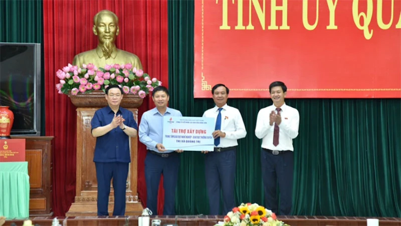 Dưới sự chứng kiến của Chủ tịch Quốc hội Vương Đình Huệ, Tổng Giám đốc BSR Bùi Ngọc Dương trao biển tượng trưng hỗ trợ kinh phí xây dựng Trung tâm Giáo dục nghề nghiệp - Giáo dục thường xuyên thị xã Quảng Trị.