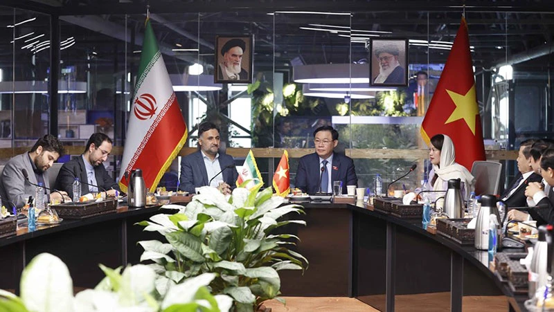 Chủ tịch Quốc hội Vương Đình Huệ và Phó Tổng thống thứ nhất Iran Mohammad Mokhber tại buổi làm việc với Trung tâm Công nghệ và Đổi mới sáng tạo Iran. (Ảnh: Doãn Tấn/TTXVN)