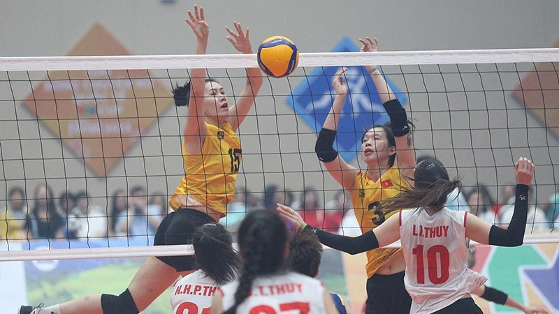 Pha tranh bóng giữa cầu thủ hai đội nữ Việt Nam 1 (áo vàng) và nữ Việt Nam 2.