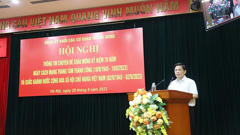 Đồng chí Nguyễn Văn Thể, Ủy viên Trung ương Đảng, Bí thư Đảng ủy Khối phát biểu tại hội nghị.