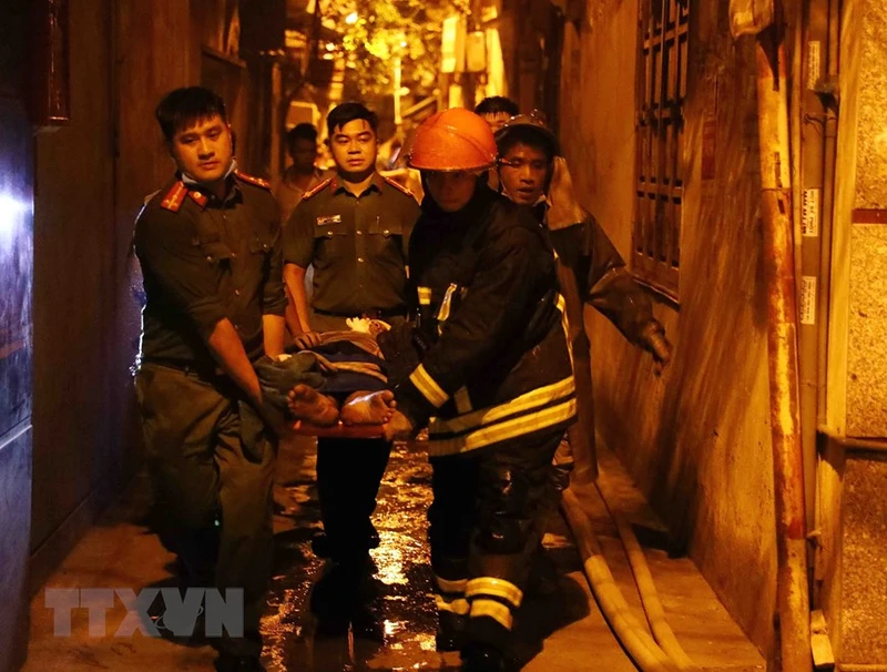 Đêm 12/9, tại một chung cư mini nằm sâu trong hẻm 29/70 Khương Hạ (quận Thanh Xuân, Hà Nội) xảy ra cháy lớn. (Ảnh: Phạm Kiên/TTXVN)