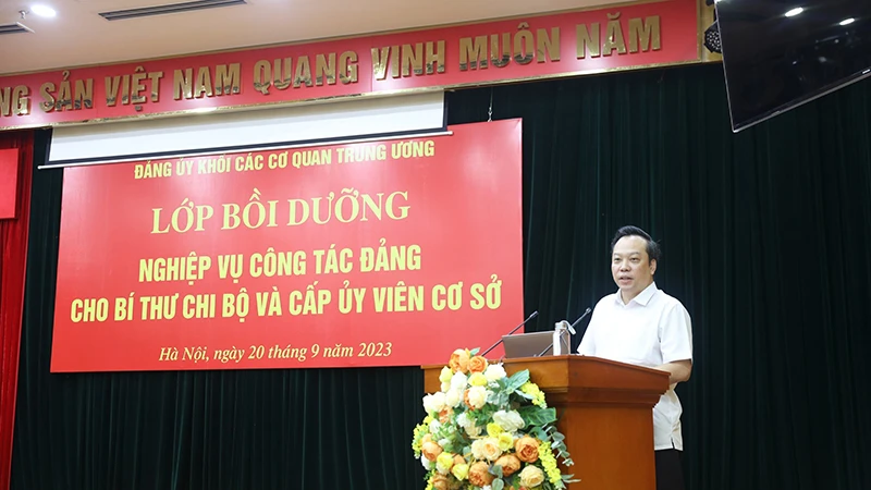 Phó Bí thư Đảng ủy Khối Đỗ Việt Hà phát biểu định hướng nghiên cứu các chuyên đề.