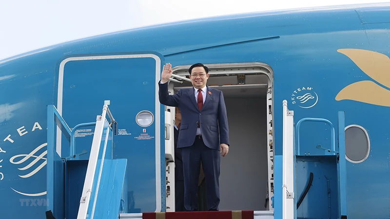 Chủ tịch Quốc hội Vương Đình Huệ rời Hà Nội, lên đường thăm chính thức Bangladesh và Bulgaria. (Ảnh: Doãn Tấn/TTXVN)