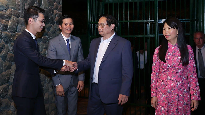Thủ tướng Phạm Minh Chính thăm hỏi cán bộ, nhân viên Đại sứ quán Việt Nam tại Brazil.