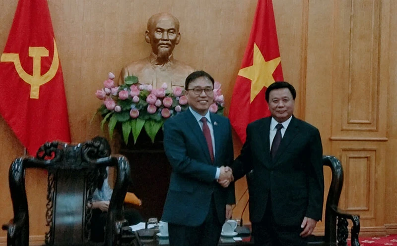Đồng chí Nguyễn Xuân Thắng trong buổi tiếp Đại sứ Hàn Quốc tại Việt Nam, ông Choi Young Sam. 