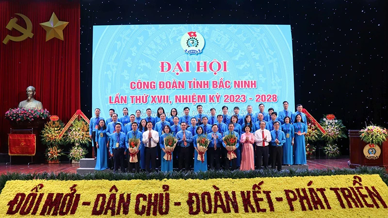 Các đồng chí lãnh đạo Tổng Liên đoàn Lao động Việt Nam và tỉnh Bắc Ninh tặng hoa chúc mừng Ban Chấp hành Công đoàn khóa mới. 