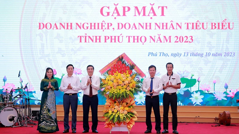 Bí thư Tỉnh ủy Phú Thọ Bùi Minh Châu tặng hoa chúc mừng đội ngũ doanh nghiệp, doanh nhân trên địa bàn tỉnh.