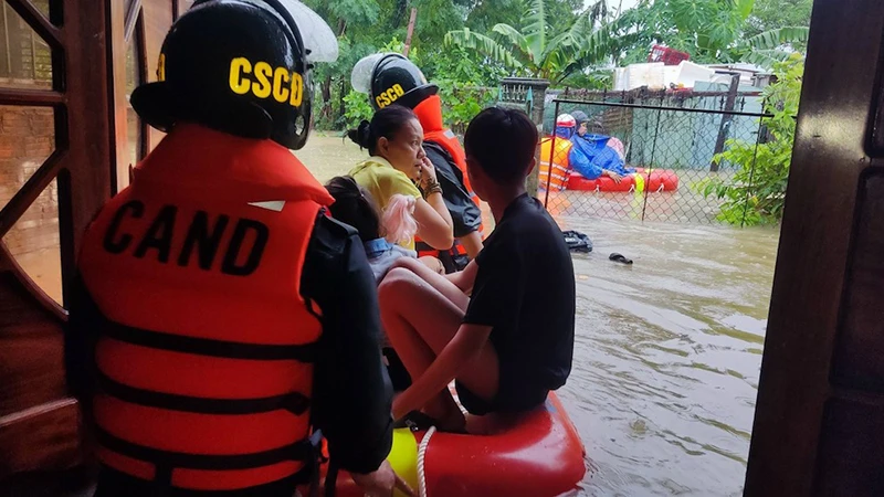 Công an TP Đà Nẵng huy động toàn lực lượng hỗ trợ ứng cứu dân.