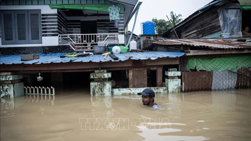 Cảnh ngập lụt sau những trận mưa lớn tại vùng Bago, miền Nam Myanmar, ngày 12/8/2023. (Ảnh: AFP/TTXVN)