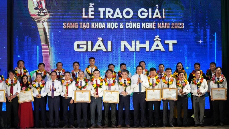 Lãnh đạo tỉnh Nghệ An trao thưởng Sáng tạo Khoa học và Công nghệ cho nhóm tác giả, tác giả có công trình đoạt giải Nhất.