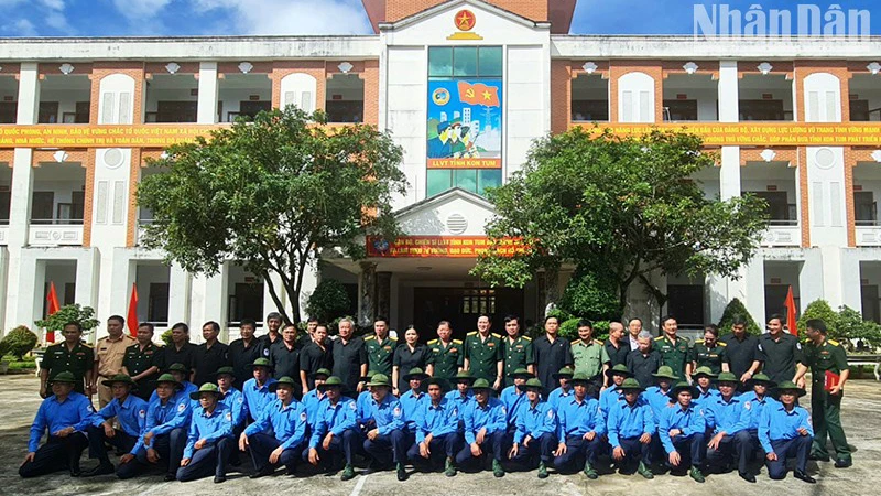 Đội K53 chụp hình lưu niệm với Ban Chỉ đạo 515 tỉnh Kon Tum trước lúc xuất quân.