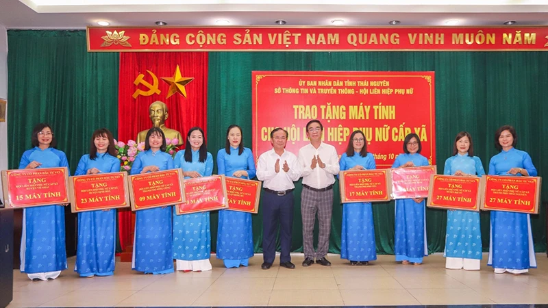 Thái Nguyên trao 166 máy tính cho Hội Phụ nữ cấp xã.