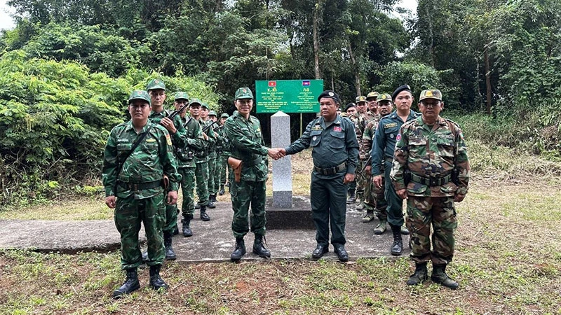 Đồn Biên phòng Hồ Le và lực lượng bảo vệ biên giới Rattanakiri, Campuchia trao đổi thông tin tại cột mốc 17.