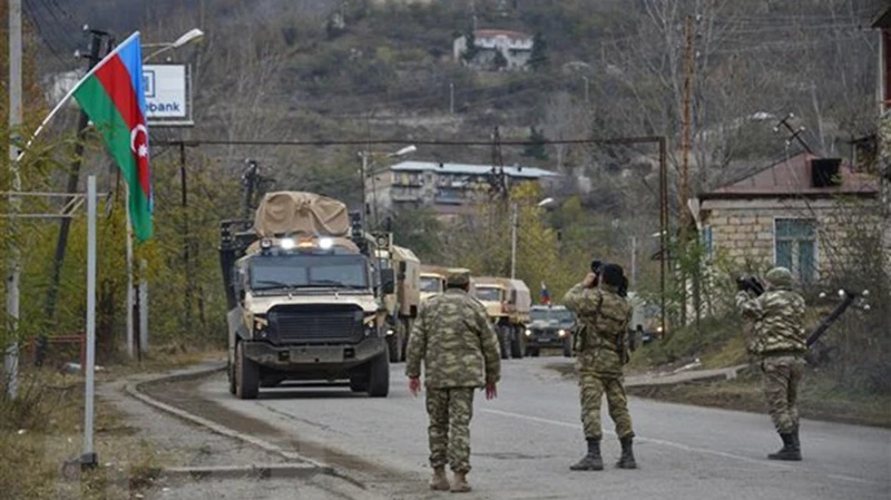 Binh sĩ và xe quân sự của Azerbaijan di chuyển qua thị trấn Lachin, gần khu vực biên giới với Armenia. (Ảnh: AFP/TTXVN)