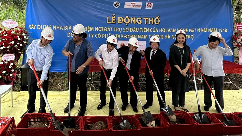 Lãnh đạo Liên hiệp các Hội Văn học nghệ thuật Việt Nam tại lễ động thổ, khởi công xây dựng lại Nhà bia lưu niệm.