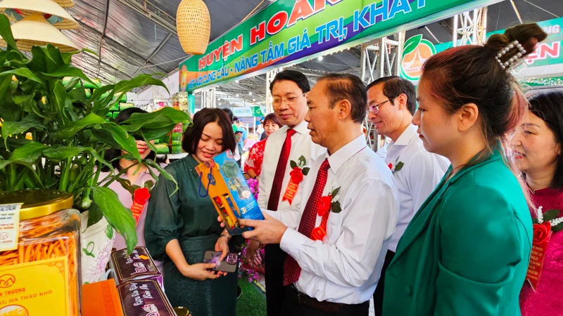 Lãnh đạo Bộ Nông nghiệp và Phát triển nông thôn tham quan sản phẩm nông sản, thực phẩm an toàn ở Thanh Hóa.